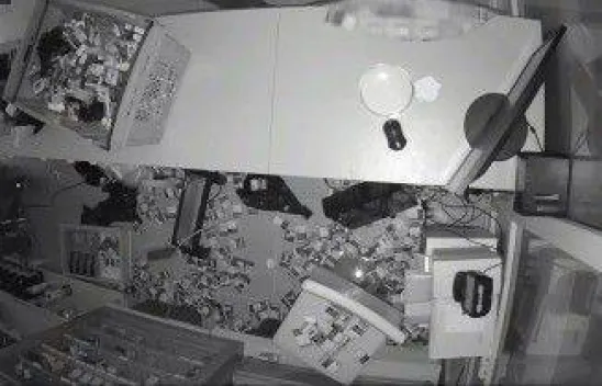 İşyeri çalışanı müdahale etmek istedi, hırsızlar silahla kovaladı