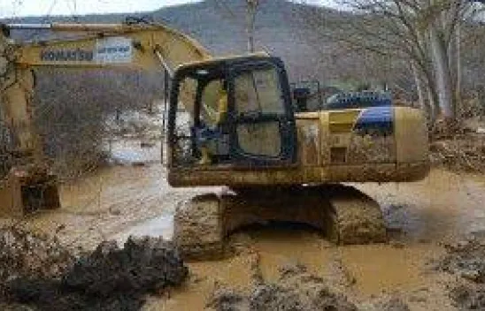 Beton fabrikasının havuzu patladı, dereyi çamur bastı