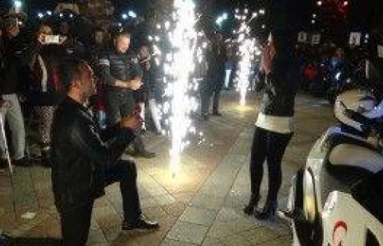 Böyle olur motorcunun evlilik teklifi