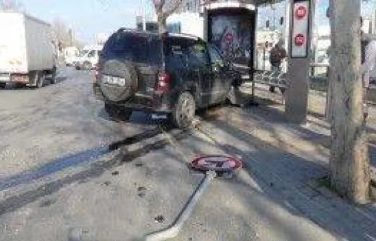 Özel otomobil yolcu durağına daldı