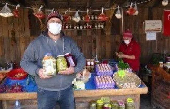 Köy pazarında turşu taleplerine yetişemiyorlar
