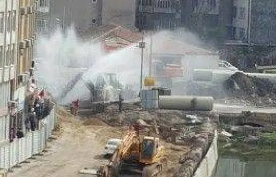 Dikkatsiz operatör ana boruyu patlattı.