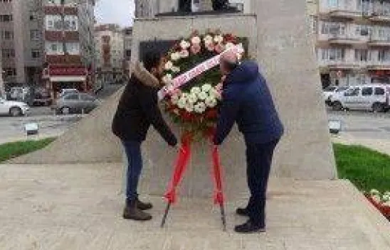 Doktorlar Ata'ya çelenk sundu