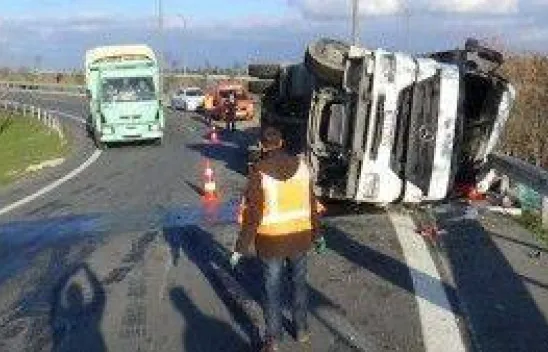 Hafriyat kamyonu devrildi:1 Yaralı