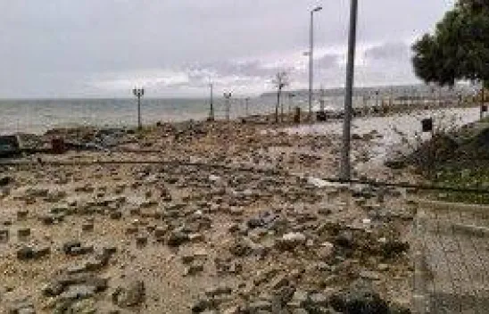 Lodos sahili yıktı geçti