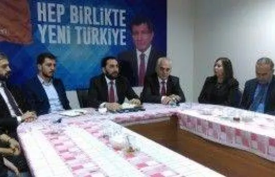 Kutlu 'Mahalle yanıyor, mahallenin delisi saçlarını tarıyor&quot