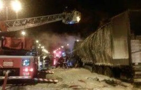 Piliç yüklü tır alev alev yandı