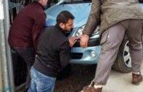 Kontrolden Çıkan Otomobil İşyerine Girdi