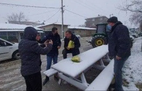 Kar yağarken karpuz kestiler