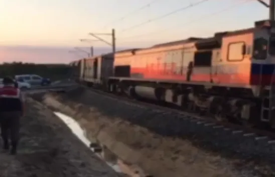 Kaza yapan tren yoluna devam etti