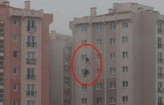 Metrelerce yüksekte tamirat yaptılar