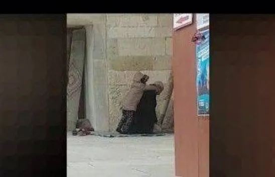 Silivrili babanın namaz kılarken zor anları