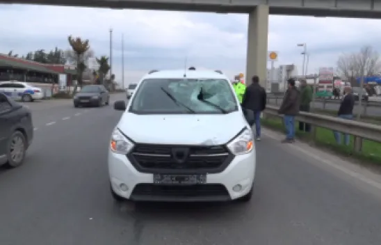 Karşıdan karşıya geçmeye çalışan gence otomobil çarptı