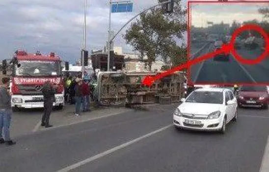 Kum kamyonu polisin üzerine devrildi, kaza kameraya yansıdı