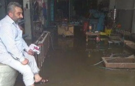 İşyerini su bastı ! Kara kara düşünüyor