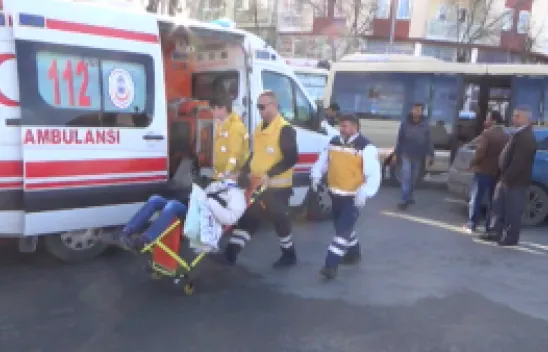 Yolcu minibüsü ile otomobil çarpıştı