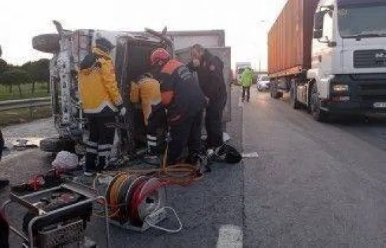 Emniyet Şeridindeki Minibüse Çarptı: 3 Yaralı