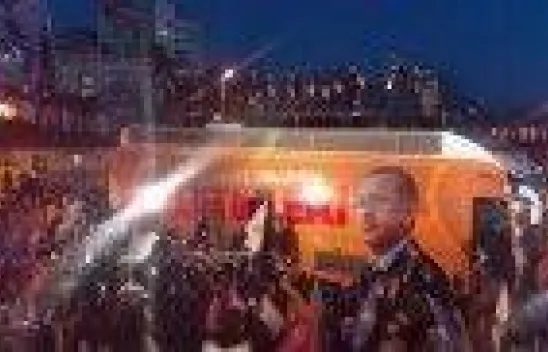 Başbakan için binlerce kişi sahile akın etti