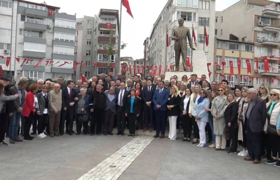 CHP Atatürk anıtına çelenk sundu