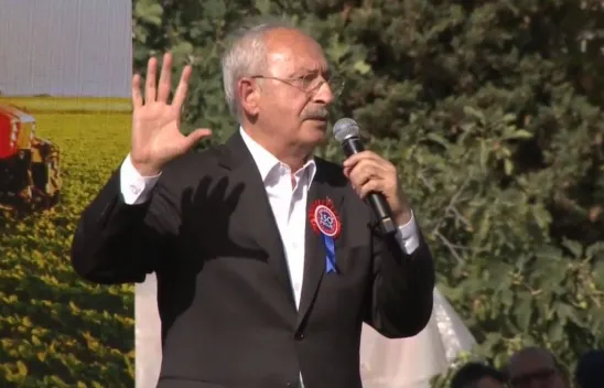 CHP Lideri Kemal Kılıçdaroğlu, Silivri'de buğday ve mazot dağıtımı yaptı
