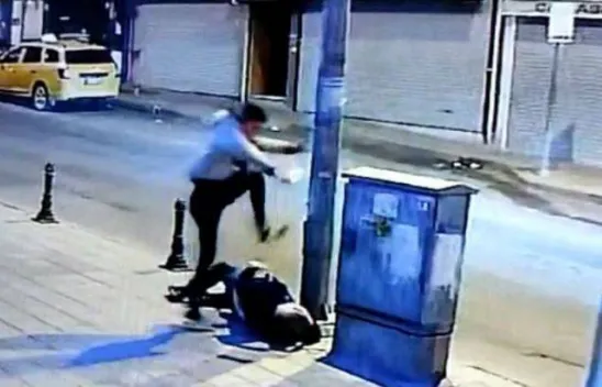 Dehşet anları kamerada: Acımasızca defalarca bıçakladı, başına tekmeyle vurdu