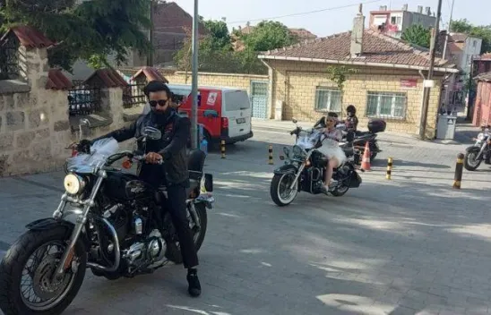 Gelin ve damadın motosiklet tutkusu düğünlerine yansıdı