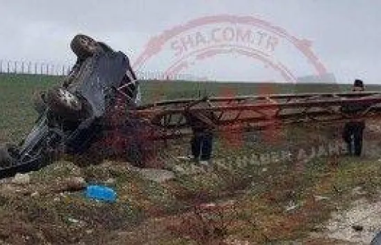 Takla atan lüks araçta sıkıştı