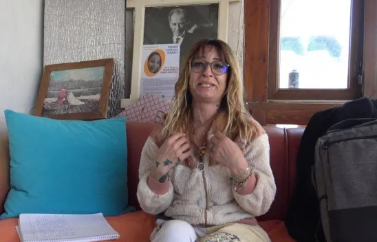 Gözü yaşlı anne kızının tedavisi için yetkililerden onay bekliyor