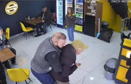 'Heimlich manevrası' ile yaşlı adamın hayatını kurtardı