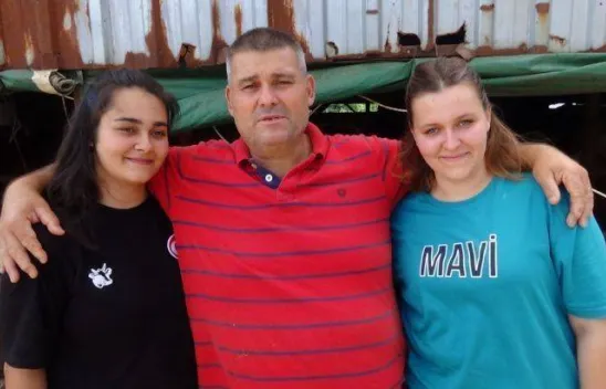 İki kız kardeş baba mesleği hayvancılığı devam ettiriyor