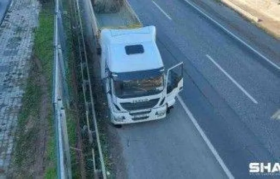 Kamyon kupası üzerine devrildi