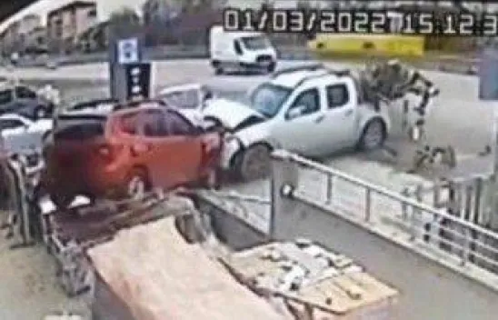 Direksiyon hakimiyetini kaybetti, park halindeki araçlara çarptı