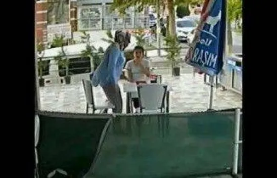 Kediye tekme atan kadın güvenlik kamerasına yakalandı!