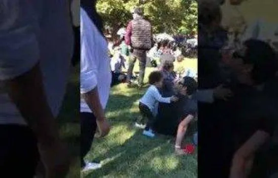 Küçücük yüreği kocaman açtığı kollarıyla sevgi dağıtan çocuk