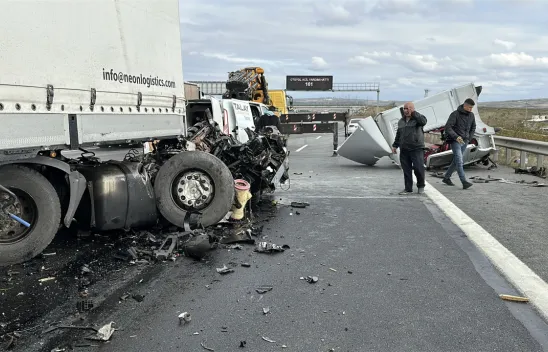Kuzey Marmara Otoyolu'nda ilginç kaza: Park halindeki tıra çarpan tırın çekicisi yerinden koptu