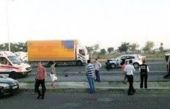 AVM önünde 3 araçlı kaza 2 yaralı