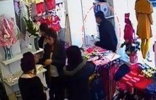 Müşteri kılığındaki hırsız güvenlik kamerasında