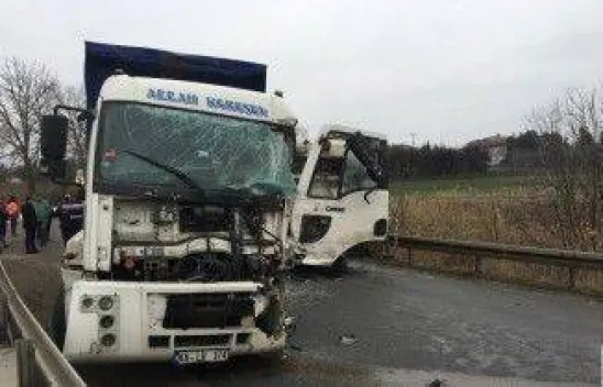 Kamyonlar kafa kafaya çarpıştı 2 yaralı