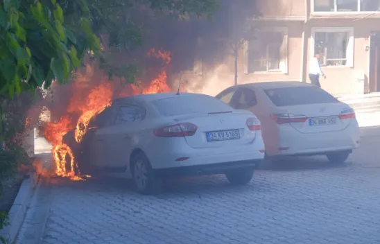 Park halindeki araç alev alev yandı
