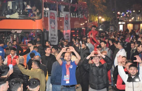 Şampiyon meydana sığmadı