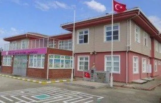 Depremde hasar gören anaokulu mühürlendi