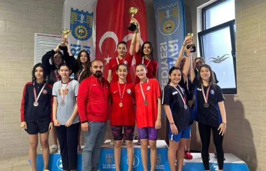 Silivri belediyesi 'paletli yüzme bahar şenliği' düzenledi