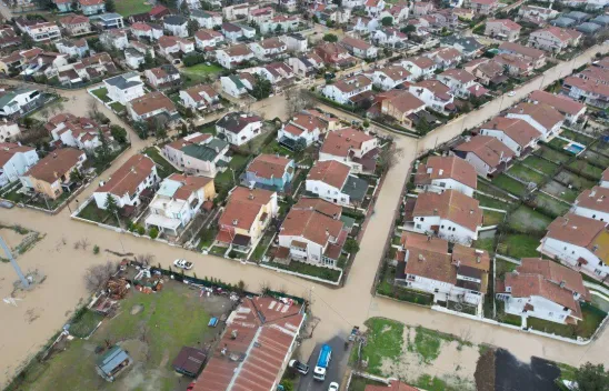 Silivri'de Altınorak Sitesi'ni yine su bastı, yollar göle döndü