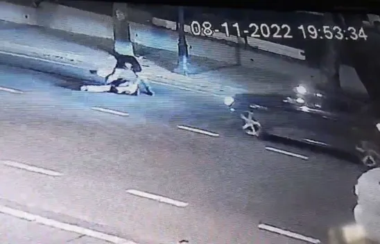 Silivri'de uçan tekme dehşeti kamerada: Evine giderken saldırıya uğradı