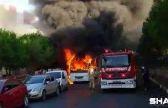 Silivri'de park halindeki midibüs alev alev yandı