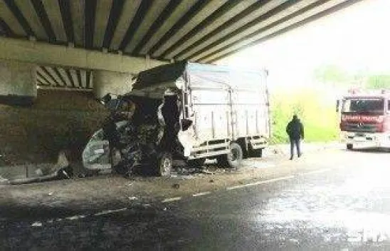 TEM otoyolunda iki kamyonet çarpıştı: 1 ağır yaralı