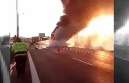 Seyir halindeki TIR alev topuna döndü