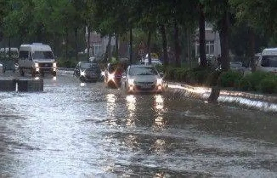 Silivri'yi sağanak yağış vurdu