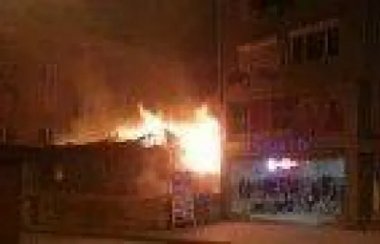Tarihi bina alev alev yandı 