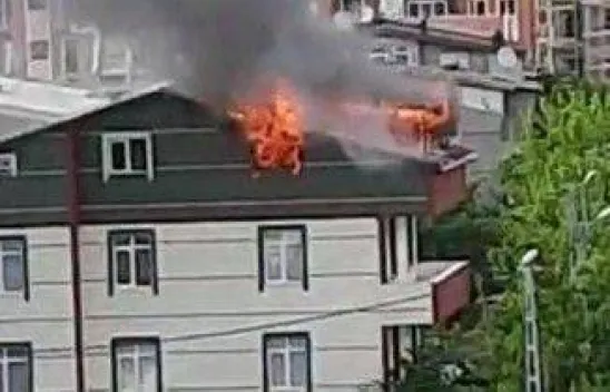 Silivri'de çatı yangını 2 kişi dumandan etkilendi